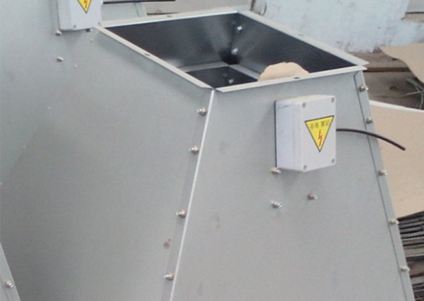 Broiler pan feeding system